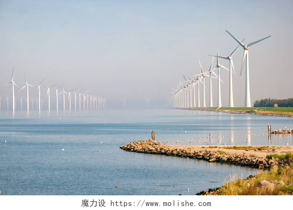 蓝天下的风力发电机有云彩和蓝天的离岸风车公园，有风力涡轮机的海洋无人侦察机中的风车公园